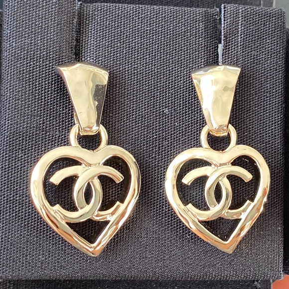 2022P CHANEL GOLD CC LOGO DANGLE HEART SHAPE STUD EARRINGS - Picture 2 of 12